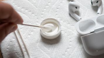 Địa chỉ vệ sinh tai nghe AirPods tốt nhất Hà Nội