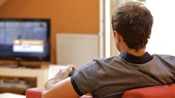 Tác hại của việc xem TV quá nhiều đối với sức khỏe bạn nên biết