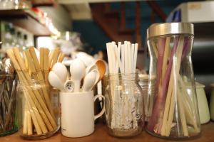 Quán café sử dụng ống hút thân thiện với môi trường tại Hà Nội