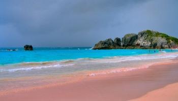 Bãi biển màu hồng đẹp nhất trên thế giới