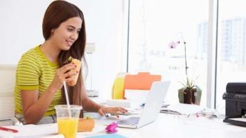 Cách giúp bạn nữ tránh khỏi việc ăn quá nhiều trong giờ làm việc