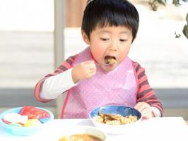 Cách rèn cho trẻ tự xúc ăn một cách hiệu quả nhất