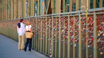 Cây cầu tình yêu nổi tiếng trên thế giới