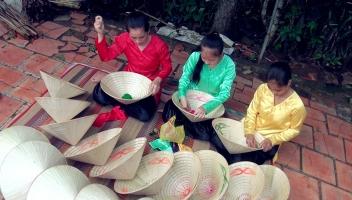 Công đoạn để chằm được một chiếc nón lá miền Tây
