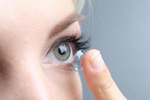 Sai lầm khi đeo kính áp tròng khiến mắt bị tổn thương nghiêm trọng