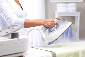 Cách làm sạch mặt bàn ủi hiệu quả nhất