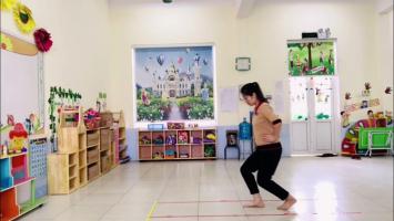 Giáo án Đi bằng mép ngoài bàn chân, đi khuỵ gối cho trẻ mầm non hay nhất