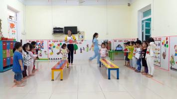 Giáo án Đi trên ghế thể dục cho trẻ mầm non hay nhất