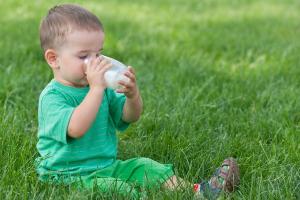 Loại sữa bột pha sẵn cho bé 2 tuổi tốt nhất hiện nay