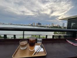 Quán cà phê view nhìn ra Hồ Tây đẹp nhất tại Hà Nội