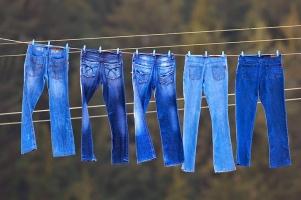 Mẹo hay để giặt quần jean không bị ra màu cực hiệu quả