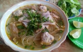 Quán ăn vặt bình dân và đường phố dưới 30.000 đồng ở Hạ Long