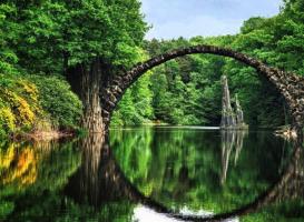 Cây cầu đẹp trên thế giới mang màu sắc siêu thực