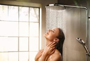 Tác hại của việc rửa mặt bằng vòi hoa sen khi tắm
