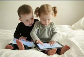 Tác hại khi trẻ sử dụng điện thoại thông minh, máy tính bảng