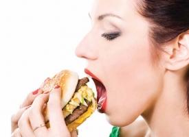 Thói quen không tốt trước khi ngủ khiến bạn tăng cân không kiểm soát