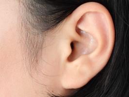 Thói quen xấu gây hại cho đôi tai bạn nên biết