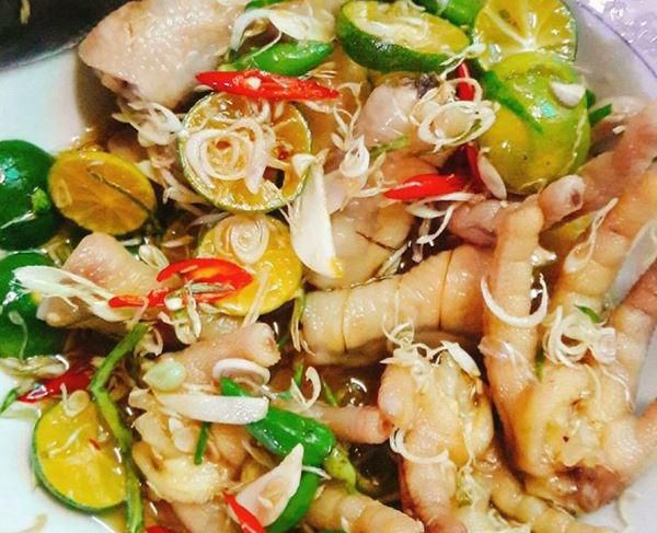 Chân gà ngâm sả tắc món ăn vặt quen thuộc của mọi nhà