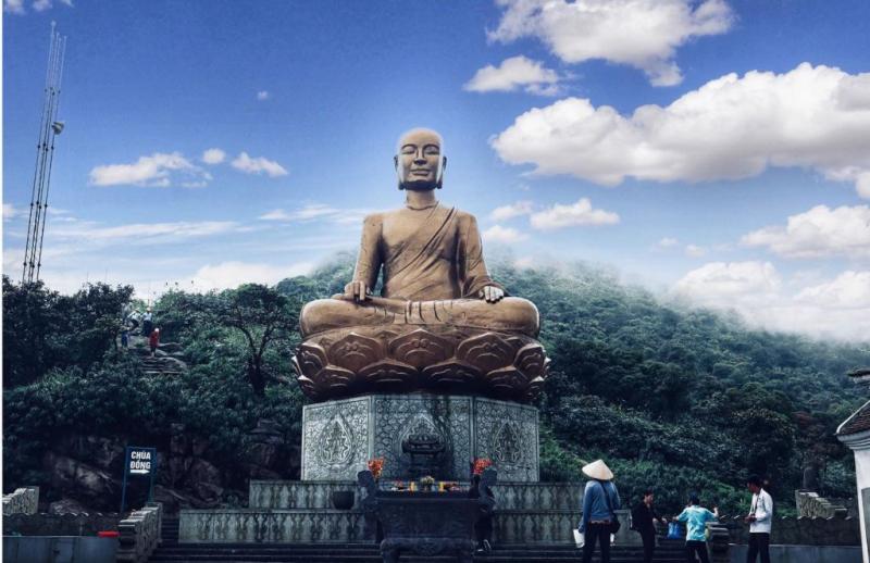 Được mệnh danh là “đệ nhất linh sơn” của Việt Nam, Yên Tử nổi tiếng là ngọn núi với nhiều sự tích, trong đó ly kỳ nhất chính là sự tích về “Phật hoàng” Trần Nhân Tông cùng sự sáng lập Phật sơn Yên Tử với hệ thống các chùa và trường phái thiền Trúc Lâm