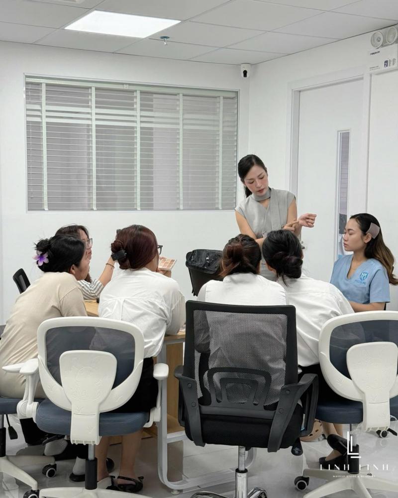 Linh Linh Makeup Store & Academy