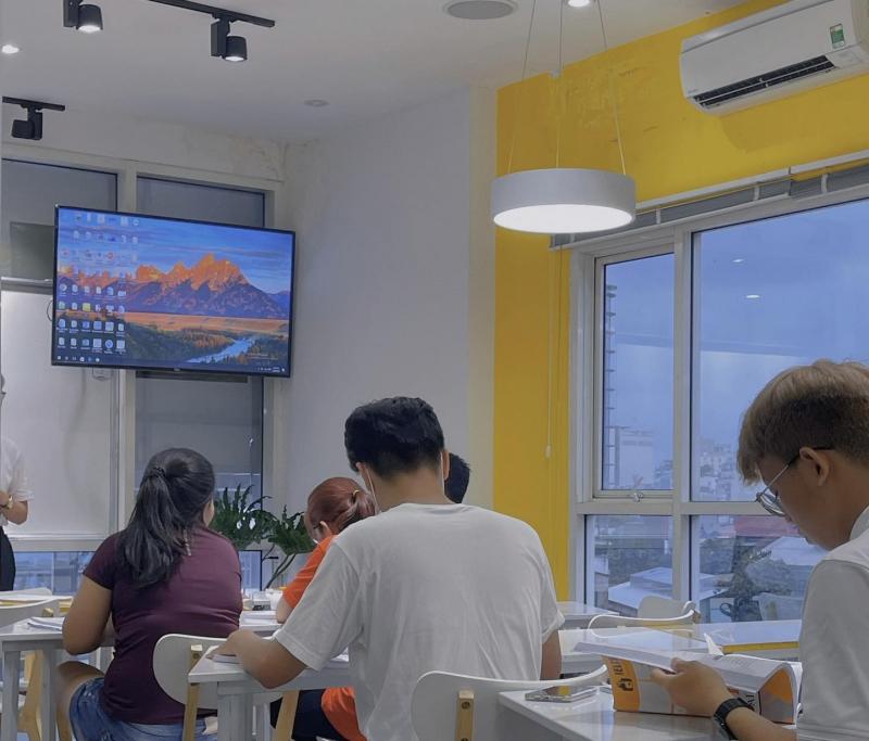 Lớp học của thầy Đình Long