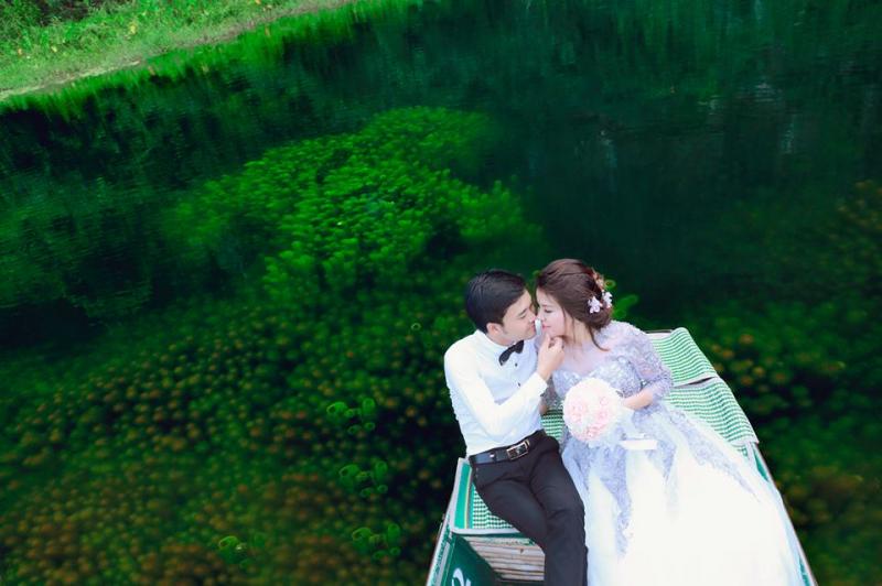 Tràng An với non xanh, nước biếc tạo nên những bức ảnh cưới thơ mộng và đẹp tuyệt vời