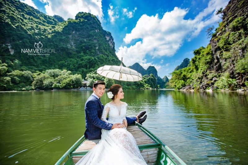 Chụp ảnh cưới trên thuyền ở Tràng An là concept thường được các nhiếp ảnh gia và cặp đôi lựa chọn